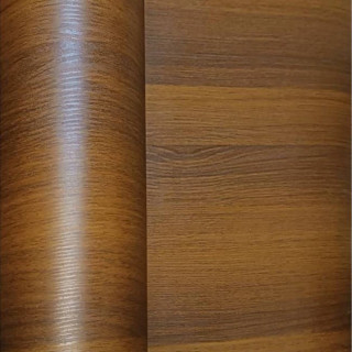 کلوزآپ رول برچسب کابینت و دیواری طرح چوب قهوهای بلوط کد 6227 با روکش PVC خودچسب عرض 60 سانت، بخشی از برچسب باز شده و گوشه آن برای نمایش لایه چسب و کاغذ پشتی برگشته است؛ رگههای طبیعی چوب بهصورت طولی با کیفیت بالا نمایش داده شدهاند.