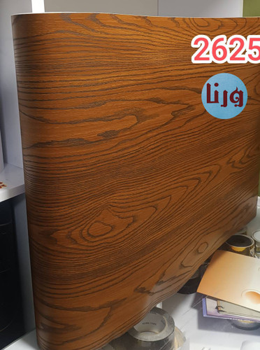 نمای ایستاده رول برچسب کابینت طرح چوب طبیعی قهوهای عسلی تیره کد ۲۶۲۵ روی قفسه فروشگاه
