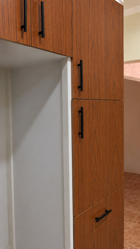 نمونه اجرای لوکس برچسب طرح چوب قهوهای عسلی کد ۲۶۲۵ روی کابینتهای ایستاده آشپزخانه با دستگیره مشکی