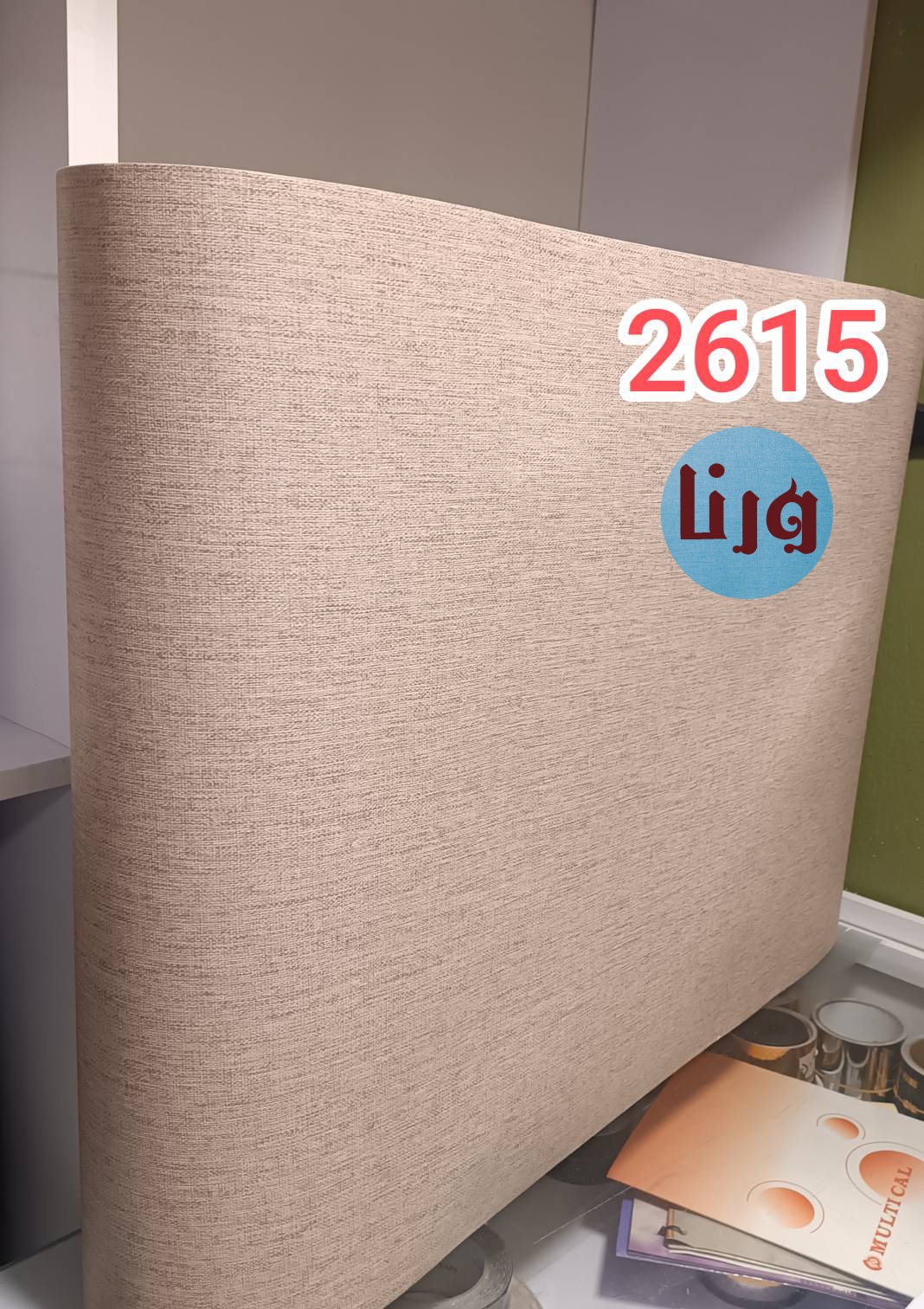 نمای نزدیک و زاویه‌دار از رول ایستاده برچسب کابینت طرح کنف نسکافه‌ای کد ۲۶۱۵ و نمایش لمس بافت تار و پودی محصول