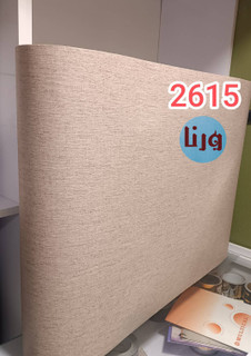 نمای نزدیک و زاویهدار از رول ایستاده برچسب کابینت طرح کنف نسکافهای کد ۲۶۱۵ و نمایش لمس بافت تار و پودی محصول