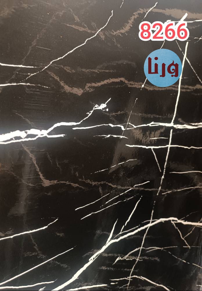 رول ایستاده برچسب کابینت طرح سنگ مشکی های‌گلس براق با رگه‌های سفید کد ۸۲۶۶ برند ورنا برچسب روی میز ماربل در دکوراسیون مدرن