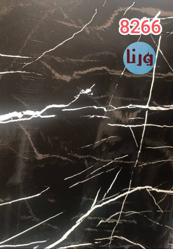 رول ایستاده برچسب کابینت طرح سنگ مشکی هایگلس براق با رگههای سفید کد ۸۲۶۶ برند ورنا برچسب روی میز ماربل در دکوراسیون مدرن