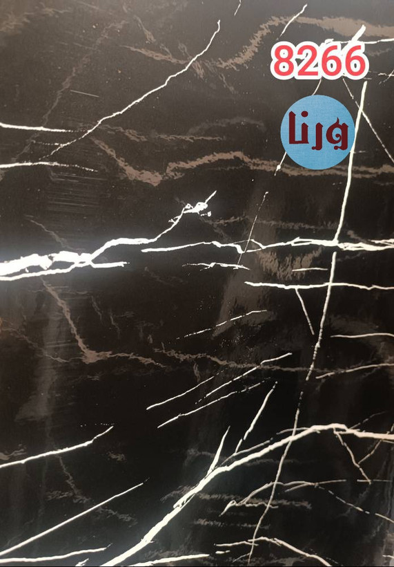 رول ایستاده برچسب کابینت طرح سنگ مشکی هایگلس براق با رگههای سفید کد ۸۲۶۶ برند ورنا برچسب روی میز ماربل در دکوراسیون مدرن