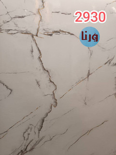 نمای رول باز شده برچسب کابینت طرح سنگ سفید هایگلس براق با رگههای مشکی طلایی کد ۲۹۳۰ روی میز کار