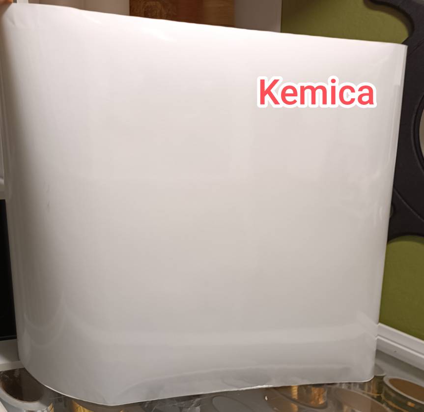 نمونه باز شده برچسب کابینت سفید های‌گلس برند کمیکا (Kemica) با سطح صیقلی ضد آب و ضخامت عالی