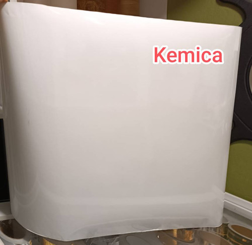 نمونه باز شده برچسب کابینت سفید هایگلس برند کمیکا (Kemica) با سطح صیقلی ضد آب و ضخامت عالی