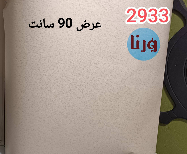 نمای نزدیک از تکسچر ریزدانه و بافت مات سنگ کورین کرم بژ در برچسب کابینت برند یونیک کد ۲۹۳۳ به همراه لوگوی ورنا