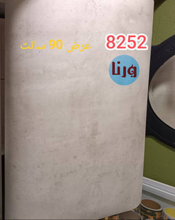 نمای نزدیک از بافت مایکرو-تکسچر بتن اکسپوز و رنگ کرم روشن مات برچسب کابینت برند یونیک کد ۸۲۵۲ عرض ۹۰ سانتیمتر