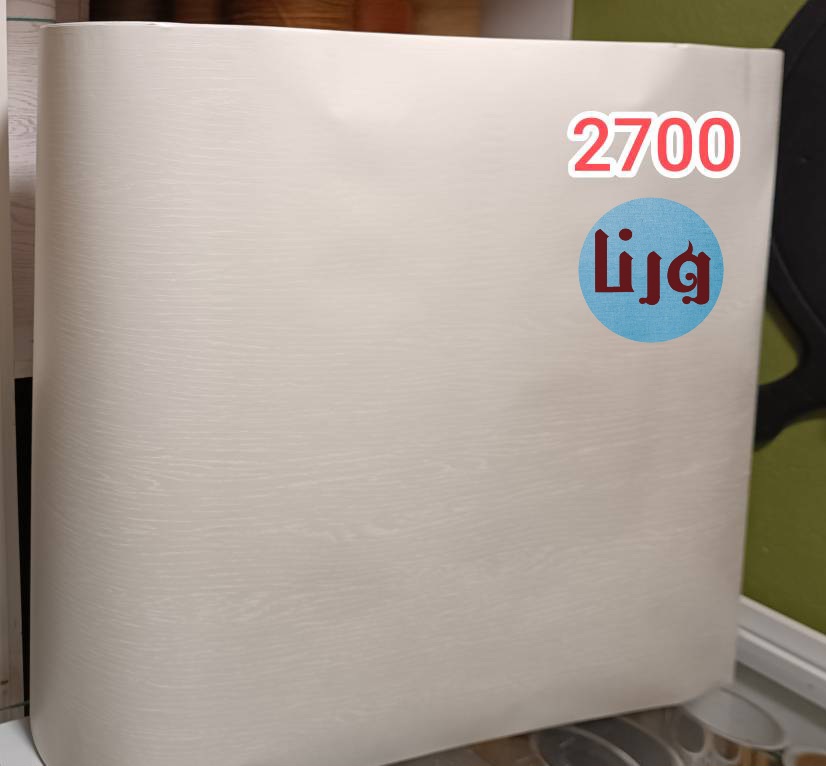 نمای نزدیک از رول قوس‌دار برچسب کابینت طرح چوب سفید شیری کد ۲۷۰۰ برند یونیک با لوگوی ورنا برچسب
