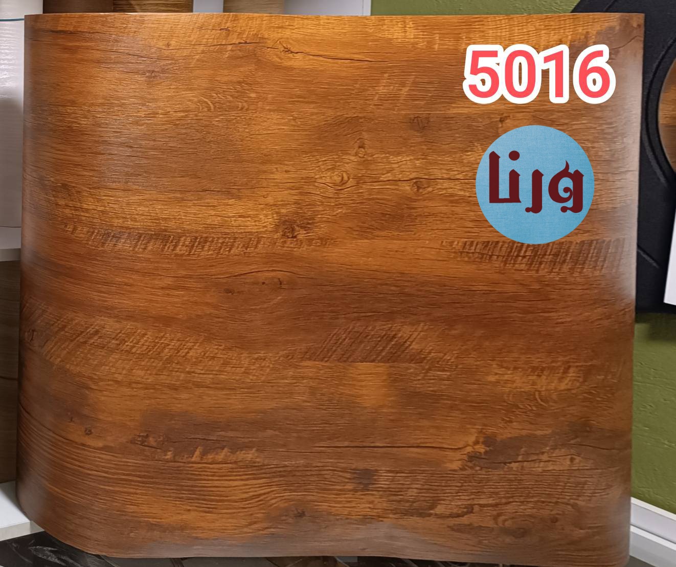 نمای نزدیک و مستقیم از رول برچسب کابینت طرح چوب قهوه‌ای روشن کد ۵۰۱۶ برند یونیک با لوگوی ورنا برچسب