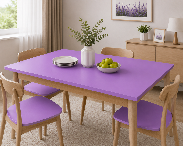 برچسب کابینت بنفش روشن مات کد 2095 روی میز ناهارخوری مدرن در فضای روشن منزل؛ نمونه اجرای روکش کابینت و میز با برچسب PVC قابل شستشو