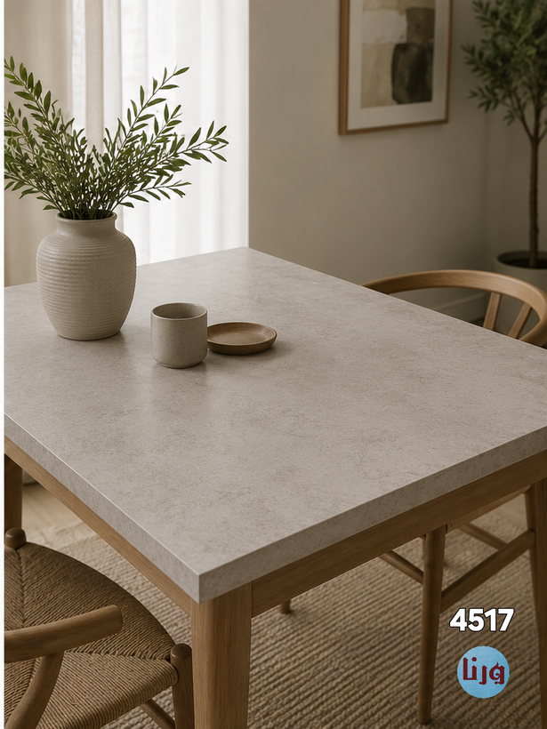 نمای نزدیک بافت برچسب کابینت طرح بتن پتینهای کرم روشن کد 4517 با روکش PVC خودچسب، نمایش جزئیات رگههای طبیعی بتن و کیفیت سطح مات، مناسب برای نوسازی کابینت، دیوار، کمد و دکوراسیون داخلی مدرن.