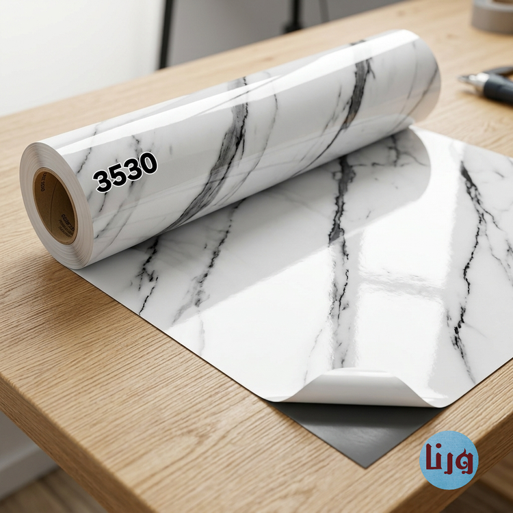نمای نزدیک رول خودچسب برچسب کابینت طرح سنگ سفید رگه دار مشکی هایگلاس کد ۳۵۳۰ باز شده روی میز در فروشگاه ورنا برچسب