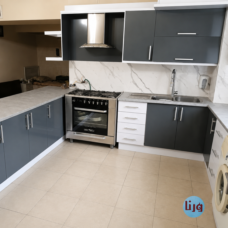 نمای نزدیکتر از اجرای واقعی برچسب کابینت هایگلاس طوسی پررنگ کد 6073 روی کابینتهای زمینی و دیواری آشپزخانه؛ سطح براق، یکنواخت و مدرن با روکش PVC خودچسب عرض 60 سانتیمتر.