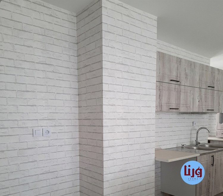 اجرای برچسب بین کابینتی آجری سفید ۸۲۲۷ روی دیوار