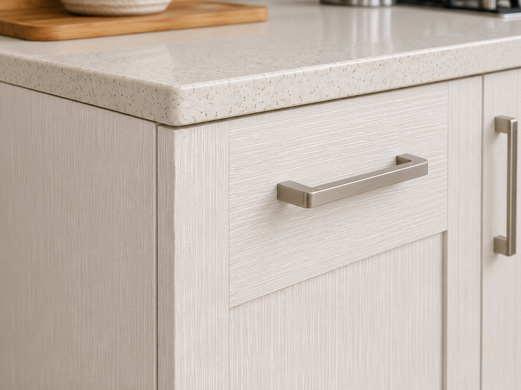نمای نزدیک کابینت روکش شده با برچسب طرح چوب سفید برجسته کد 6252 با کیفیت نصب بالا