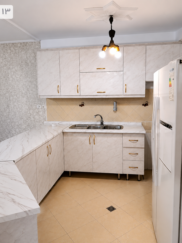 برچسب کابینت طرح سنگ هایگلاس سفید رگه شیر کاکائو مناسب کابینت، بین کابینتی و کانتر آشپزخانه