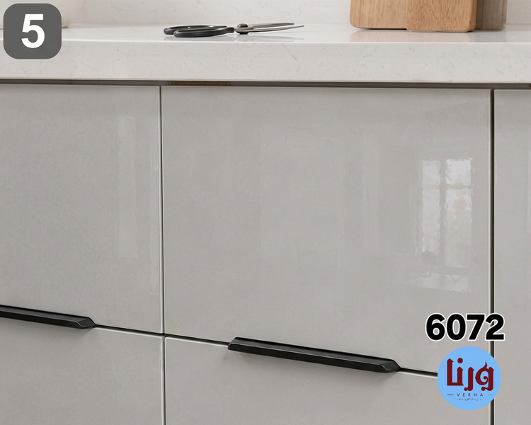 روکش میز کار با برچسب کابینت طوسی روشن براق کد 6072 با نمای نزدیک