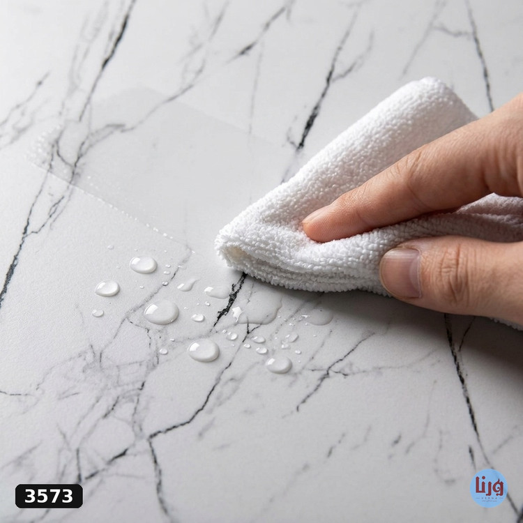 پاککردن قطرات آب از روی سطح مات برچسب کابینت طرح سنگ با دستمال میکروفایبر