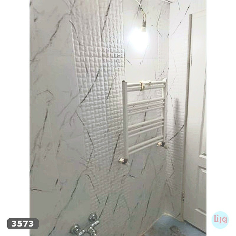 نمونه اجرای واقعی برچسب طرح سنگ کد 3573 روی دیوار حمام مشتری