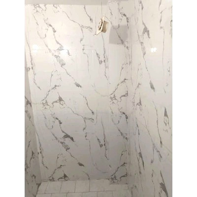 نصب برچسب طرح سنگ 3572 روی دیوار سرویس دستشویی