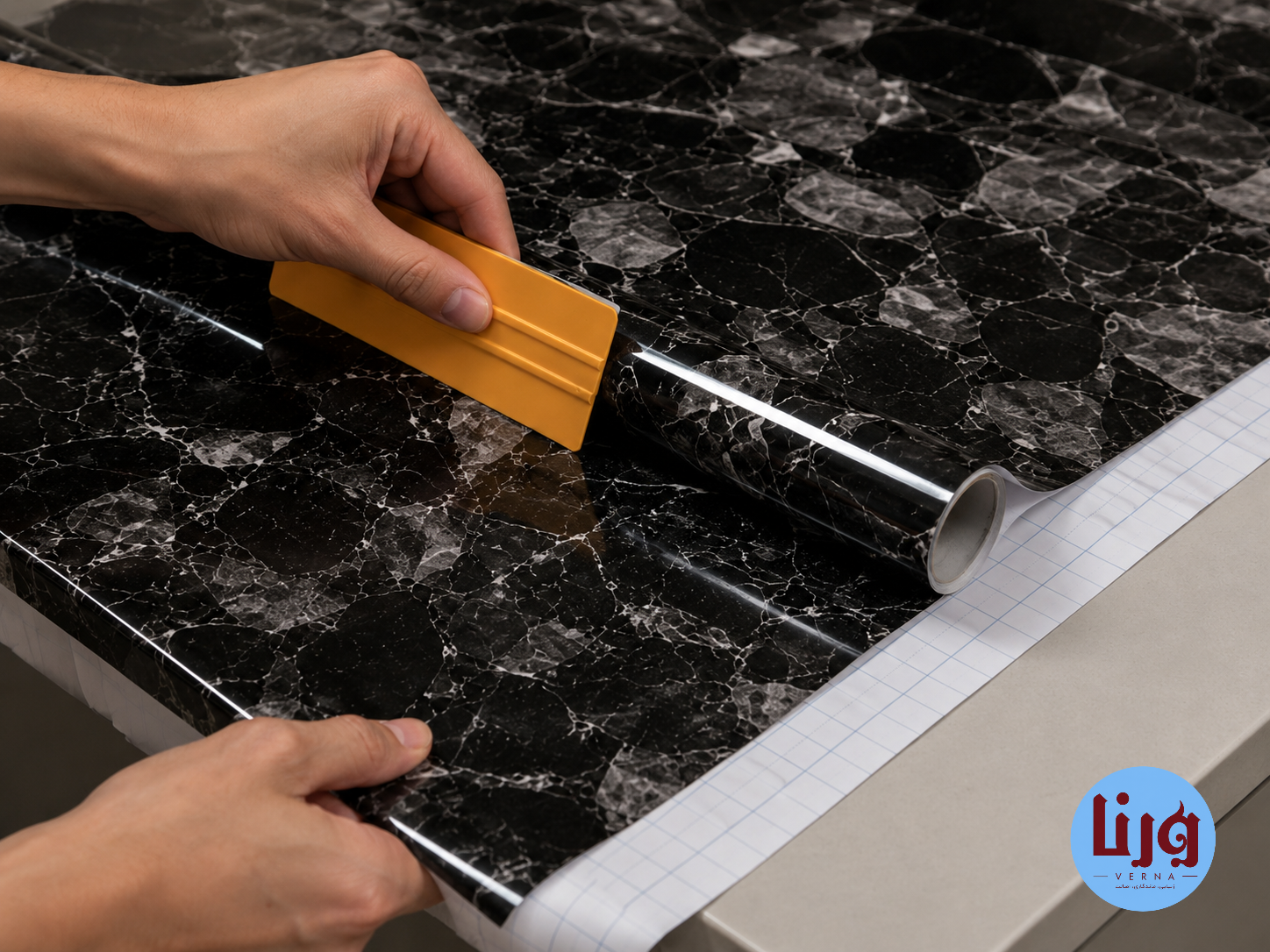 نصب آسان برچسب کابینت طرح سنگ هایگلاس مشکی کد 3564 با کاردک بدون نیاز به نصاب