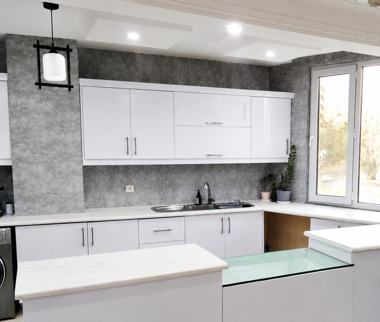نمونه نصب واقعی برچسب کابینت سفید هایگلاس کد VB10091 روی کابینت آشپزخانه مدرن