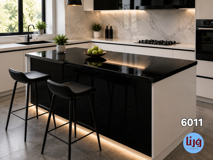 اجرای برچسب مشکی براق روی جزیره آشپزخانه با طراحی مدرن