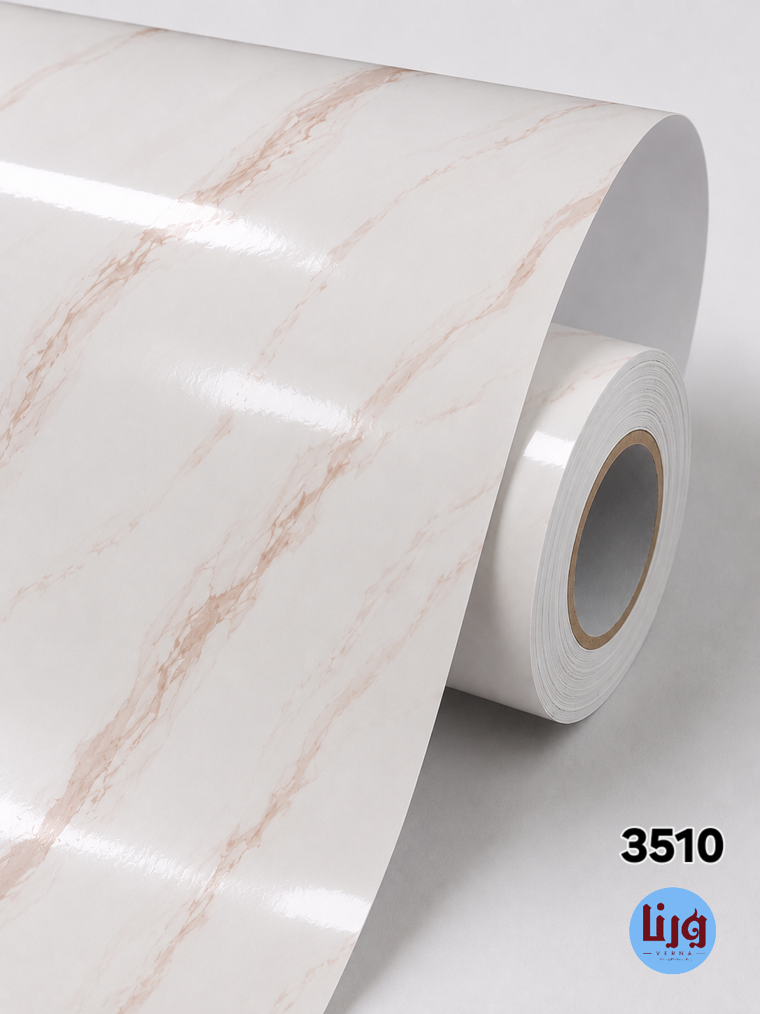 برچسب کابینت سفید با رگه کرم طرح سنگ هایگلاس کد 3510 عرض 60 سانت به صورت رول روی میز استودیویی