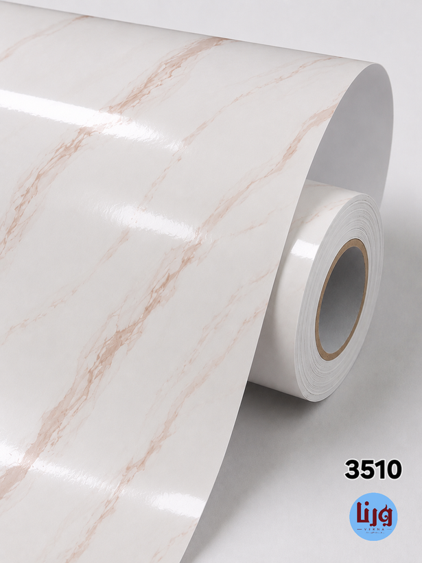 برچسب کابینت سفید با رگه کرم طرح سنگ هایگلاس کد 3510 عرض 60 سانت به صورت رول روی میز استودیویی