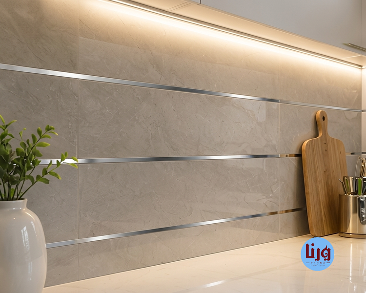 نصب نوار دکوراتیو استیل براق بین کاشیها و دیوار بین کابینتی
