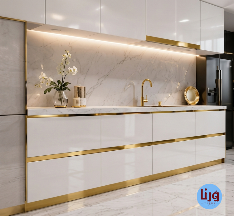 کاربرد برچسب نواری طلایی آینهای روی کابینت سفید مدرن و آشپزخانه لوکس