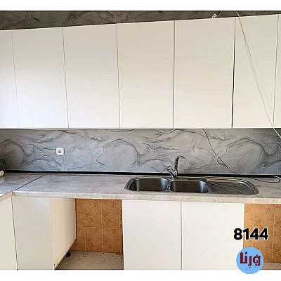 اجرای برچسب بین کابینتی طرح سنگ مرمر طوسی کد 8144 در آشپزخانه سفید