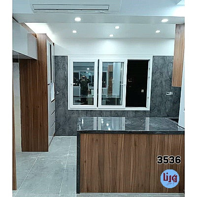 اجرای برچسب طرح سنگ هایگلاس زغالی کد 3536 روی جزیره و بین کابینتی آشپزخانه
