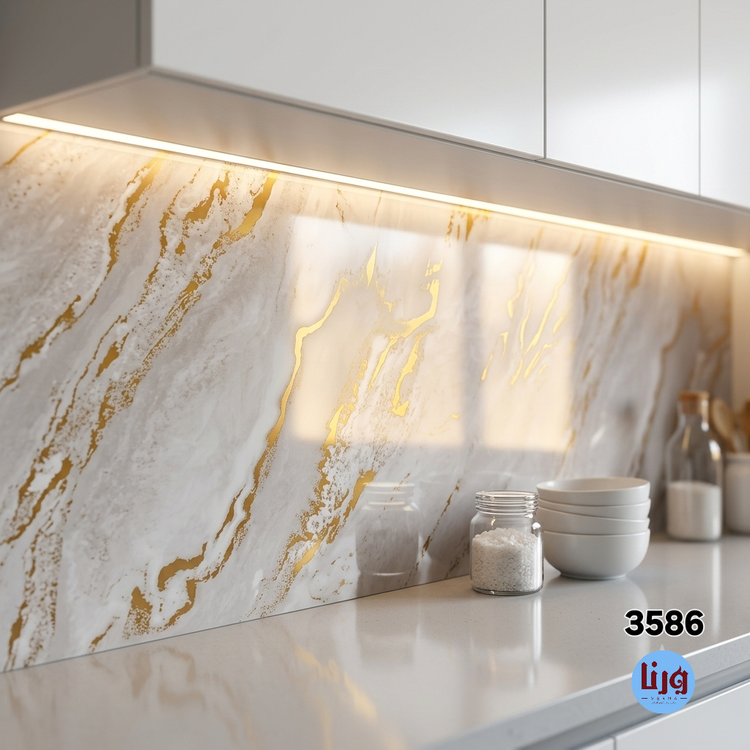 دیوار بین کابینتی پوشانده شده با برچسب سنگ شیرکاکایویی طلایی و نورپردازی LED