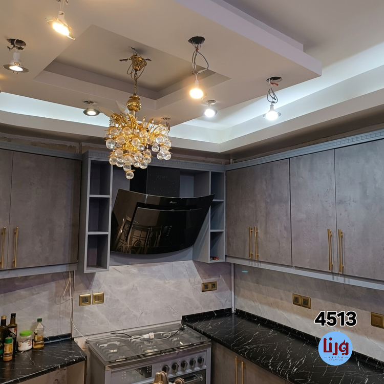 اجرای برچسب طرح بتن طوسی کد 4513 ورنا روی کابینت دیواری با دستگیره طلایی