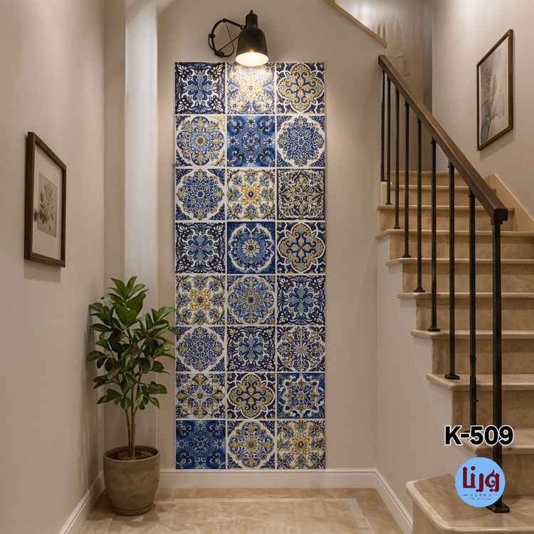 تزئین بخشی از دیوار فضای راهپله با برچسب طرح کاشی چاپی K-509 و نقوش سنتی رنگی