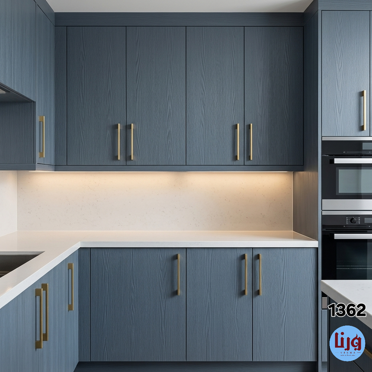 کاور کابینت با برچسب طرح چوب برجسته طوسی آبی کد 1362 و دستگیره طلایی