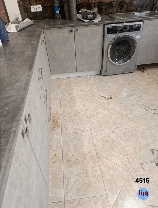 نمای برچسب طرح بتن پتینه طوسی روشن کد 4515 روی درب کابینت