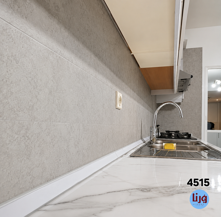برچسب طرح بتن طوسی روشن کد 4515 روی دیوار بین کابینتی