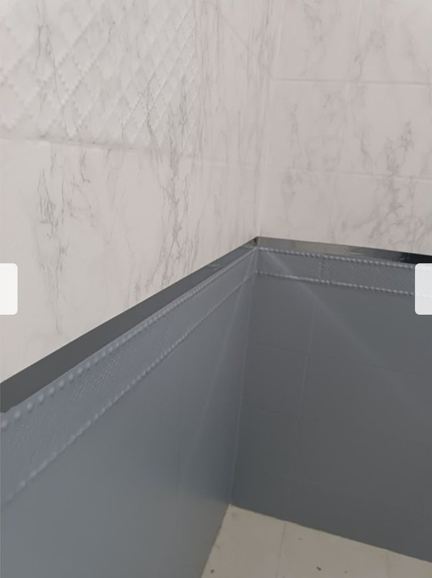برچسب کابینت طرح سنگ سفید و کرم با رگههای طوسی مات کد 3555 عرض 60 سانت برند یورودکور