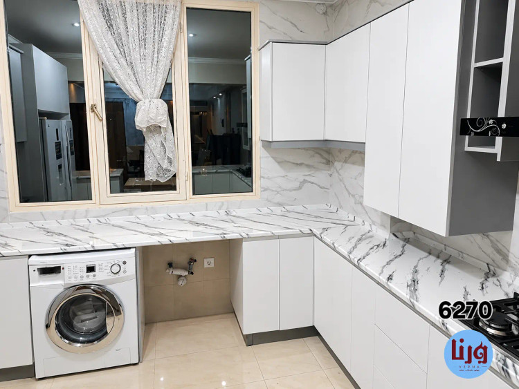 اجرای برچسب طرح سنگ سفید با رگه مشکی روی صفحه کابینت