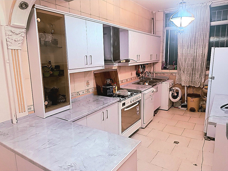 اجرای برچسب کابینت براق طرح بتن طوسی کد ۴۵۳۰ در آشپزخانه
