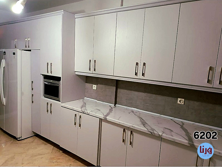 نمونه اجرای برچسب طرح چوب سفید یورودکور کد 6202 روی کابینت آشپزخانه